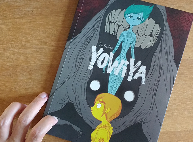 Capa da HQ Yowiya de Hiro Kawahara. Na frente temos Kipky, em amarelo, logo atrás Manon, toda em azul com as letras do título da HQ na frente. Atrás dela, bem ao fundo da composição, Yowiya.