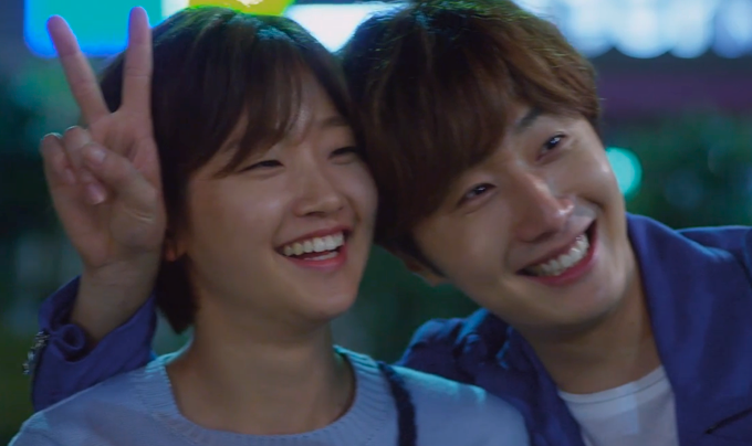 Ha-won tirando uma selfie com Ji-Woon, que faz um sinal de V com os dedos.