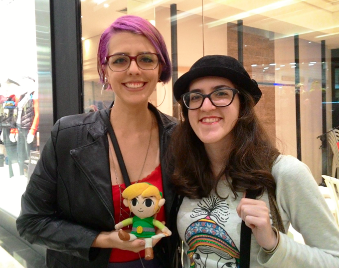 Eu segurando a pelúcia do Jovem Link, personagem do Zelda, e Camila Loricchio.