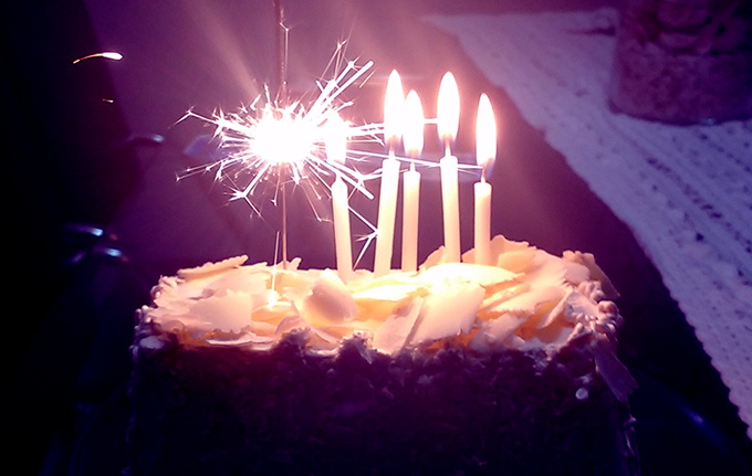 rumo aos trinta: foto de um pedaço de bolo com velas