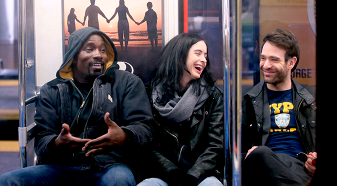 Luke, Jessica e Matt rindo no metro