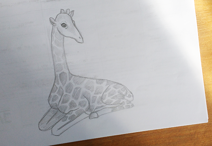 Girafa sentada feita em lápis