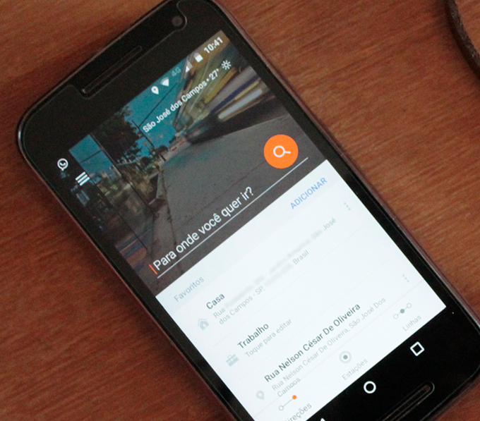 Celular com tela do Moovit aberta