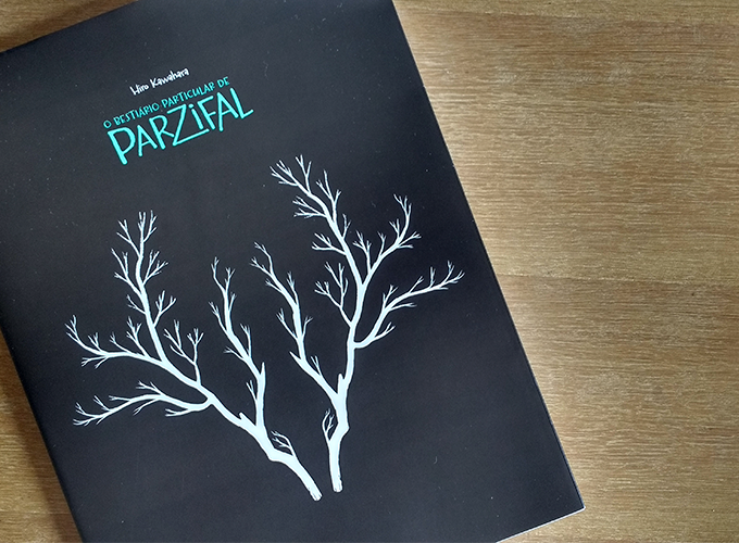 Capa do O Bestiário Particular de Parzifal, preta com as letras pequenas escritas em azul no topo e uma ganhada de animal em branco no meio