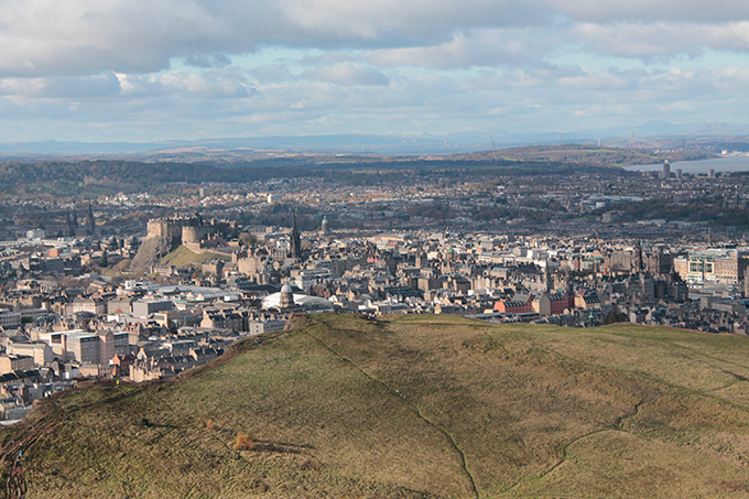 Vista do castelo de Edimburdo do Arthur's Seat