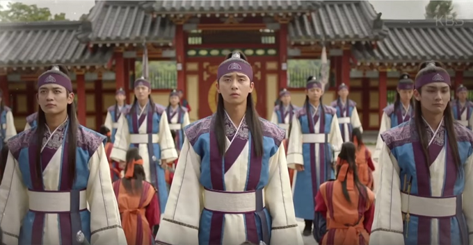 Os Hwarang se apresentam
