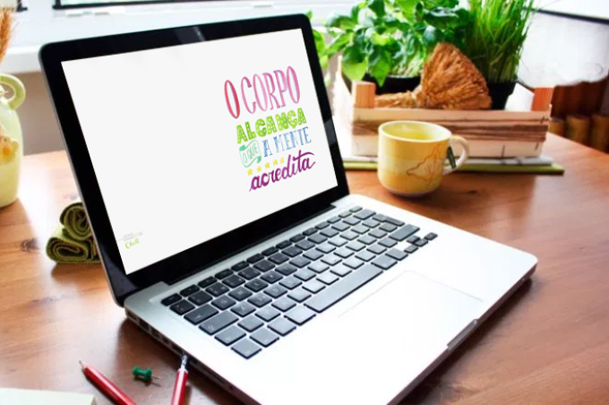 Computador com wallpaper do lettering aplicado