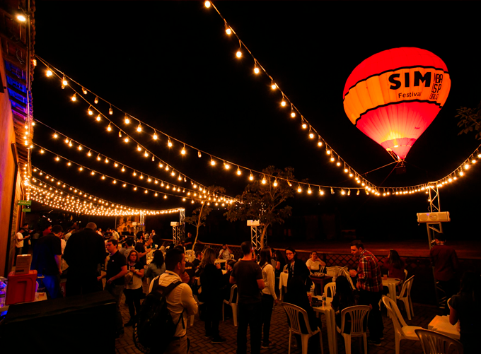 Sim Festival, imagem do balão ao fundo com as pessoas curtindo o evento na frente