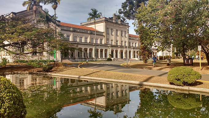 Fachada completa da USP Escola Superior de Agricultura Luiz de Queiroz
