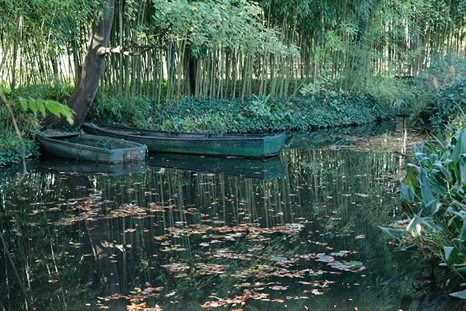 Barcos no lado dos Jardins de Monet